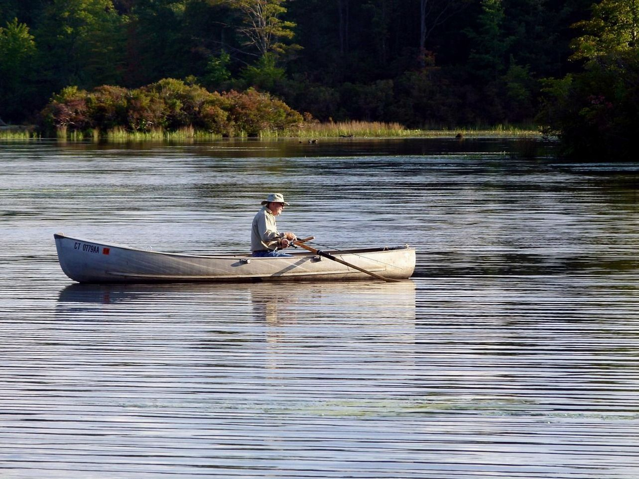 Três luminárias de querosene ao lado da barraca de pesca